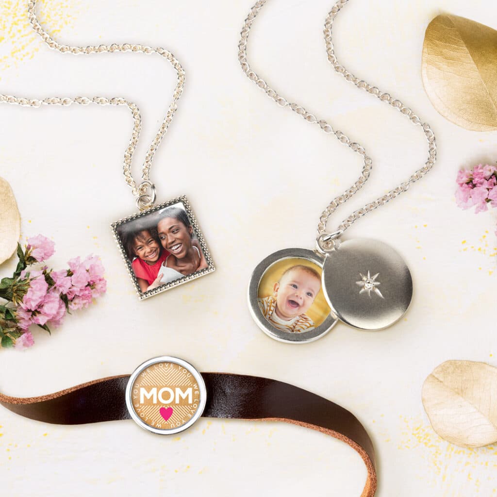 Crea regali di moda con Snapfish come questi gioielli fotografici personalizzati
